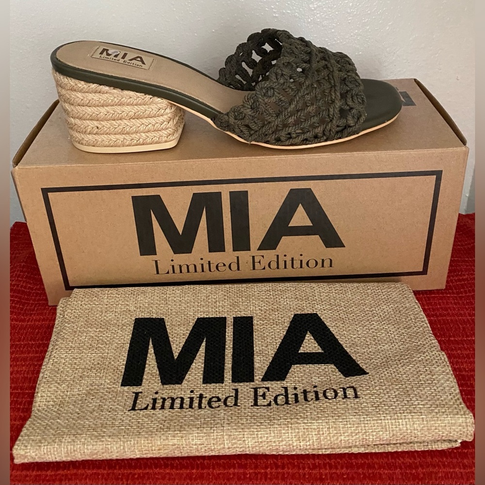 NWT....MIA Women's Limited Edition khaki Espadrille Sandals
